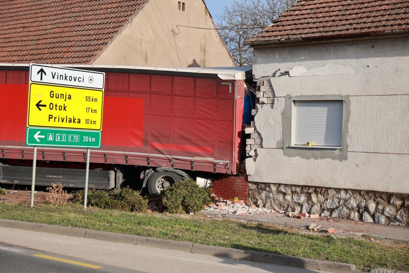 Kamion se zabio u kuću kod Vinkovaca, više ljudi ozlijeđeno Kamion se zabio u kuću kod Vinkovaca, više ljudi ozlijeđeno