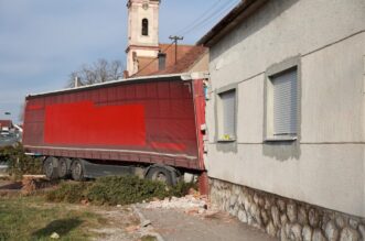 Kamion se zabio u kuću kod Vinkovaca, više ljudi ozlijeđeno Kamion se zabio u kuću kod Vinkovaca, više ljudi ozlijeđeno