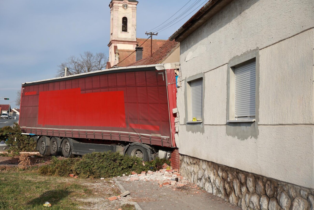Kamion se zabio u kuću kod Vinkovaca, više ljudi ozlijeđeno Kamion se zabio u kuću kod Vinkovaca, više ljudi ozlijeđeno