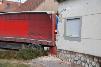 Kamion se zabio u kuću kod Vinkovaca, više ljudi ozlijeđeno Kamion se zabio u kuću kod Vinkovaca, više ljudi ozlijeđeno