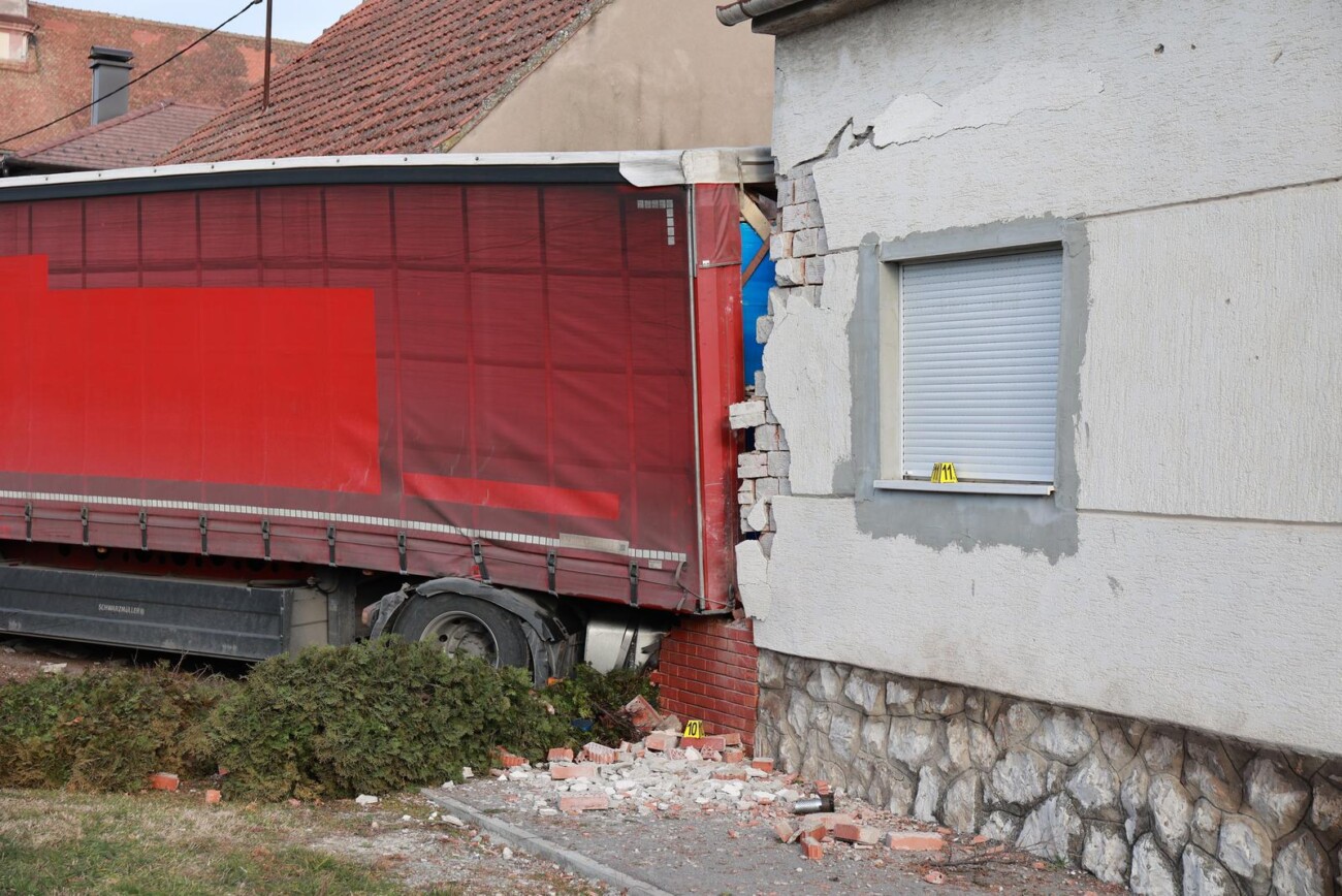 Kamion se zabio u kuću kod Vinkovaca, više ljudi ozlijeđeno Kamion se zabio u kuću kod Vinkovaca, više ljudi ozlijeđeno
