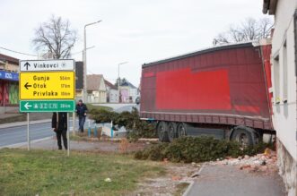 Kamion se zabio u kuću kod Vinkovaca, više ljudi ozlijeđeno Kamion se zabio u kuću kod Vinkovaca, više ljudi ozlijeđeno