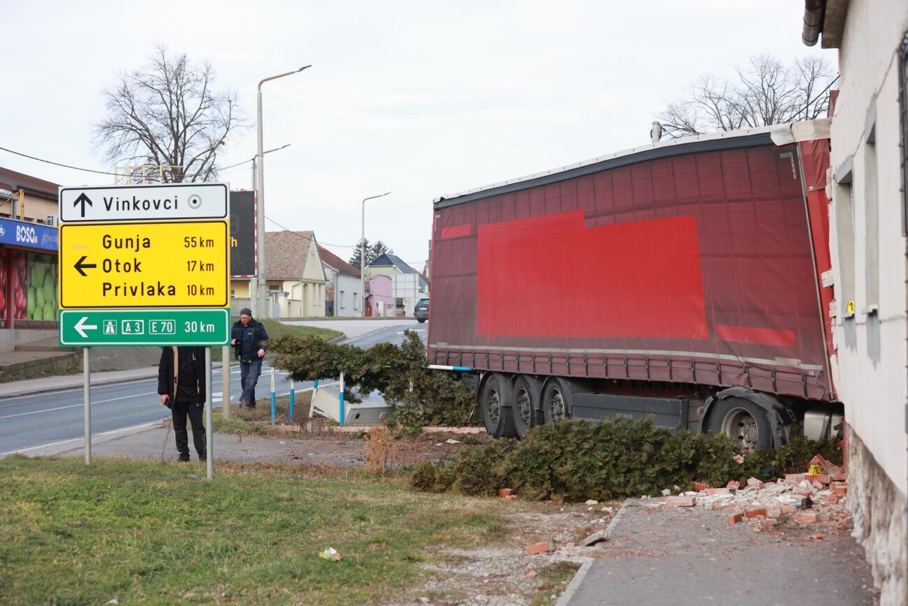 Kamion se zabio u kuću kod Vinkovaca, više ljudi ozlijeđeno Kamion se zabio u kuću kod Vinkovaca, više ljudi ozlijeđeno