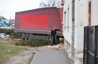 Kamion se zabio u kuću kod Vinkovaca, više ljudi ozlijeđeno Kamion se zabio u kuću kod Vinkovaca, više ljudi ozlijeđeno