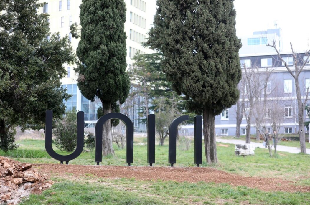 Rijeka: Natpis UNIRI postavljen na ulazu u Kampus Rijeka: Natpis UNIRI postavljen na ulazu u Kampus