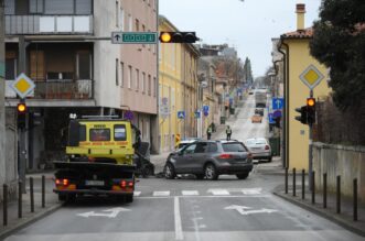 Prometna nesre?a u centru Pule, ozlije?eno troje ljudi Prometna nesre?a u centru Pule, ozlije?eno troje ljudi