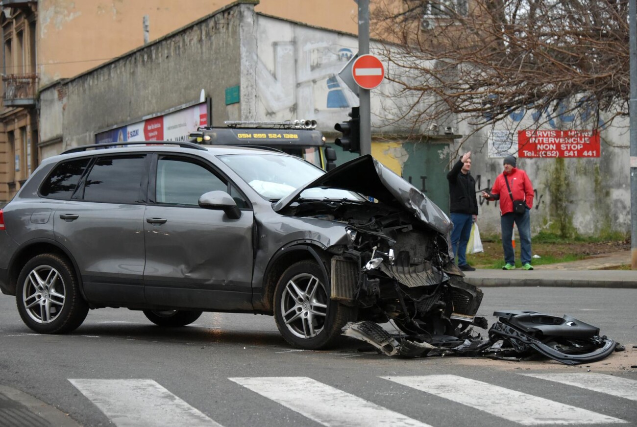 Prometna nesre?a u centru Pule, ozlije?eno troje ljudi Prometna nesre?a u centru Pule, ozlije?eno troje ljudi