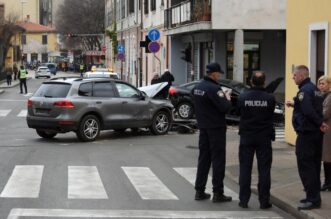 Prometna nesre?a u centru Pule, ozlije?eno troje ljudi Prometna nesre?a u centru Pule, ozlije?eno troje ljudi