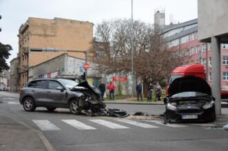 Prometna nesre?a u centru Pule, ozlije?eno troje ljudi Prometna nesre?a u centru Pule, ozlije?eno troje ljudi