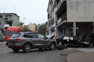 Prometna nesre?a u centru Pule, ozlije?eno troje ljudi Prometna nesre?a u centru Pule, ozlije?eno troje ljudi
