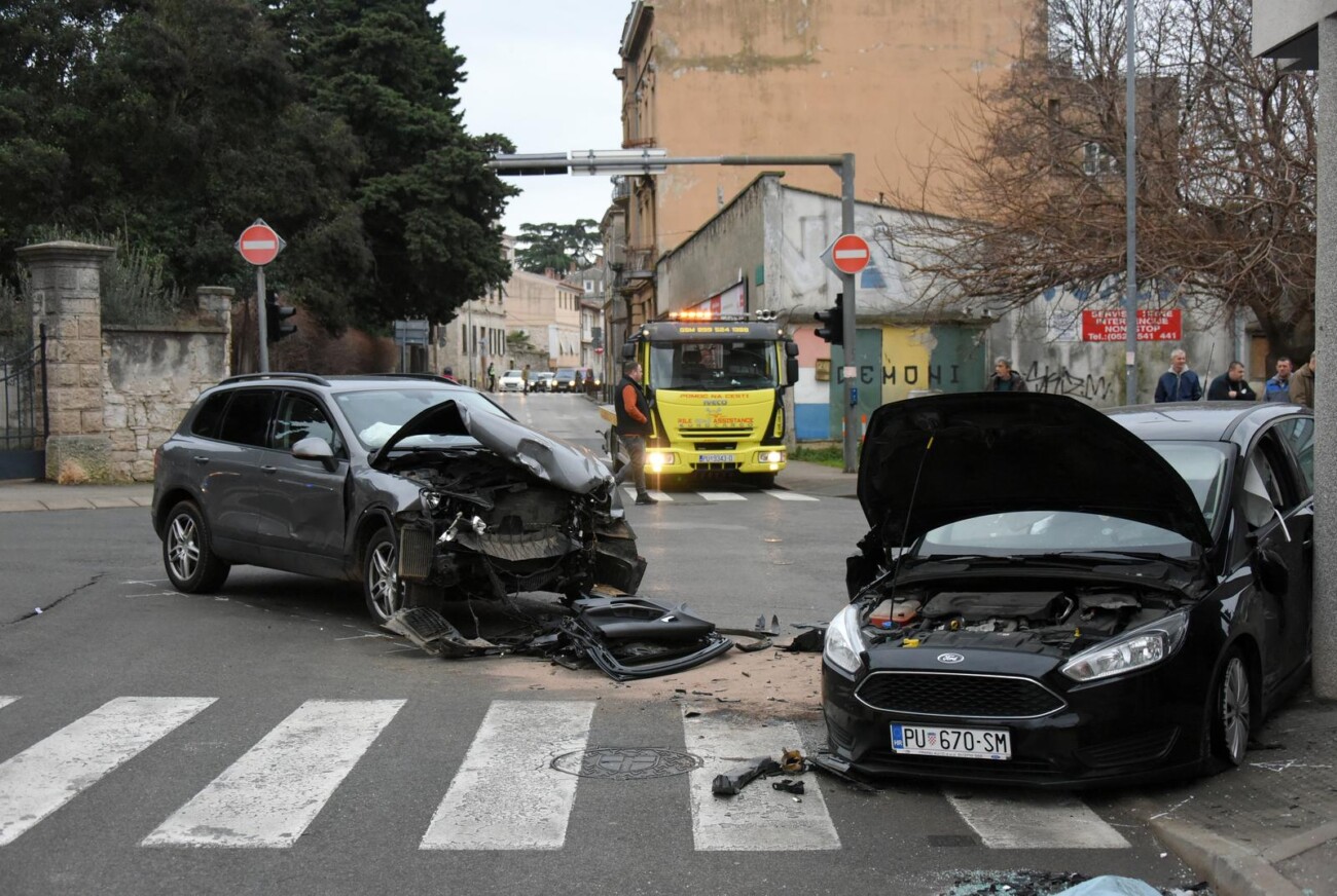 Prometna nesre?a u centru Pule, ozlije?eno troje ljudi Prometna nesre?a u centru Pule, ozlije?eno troje ljudi