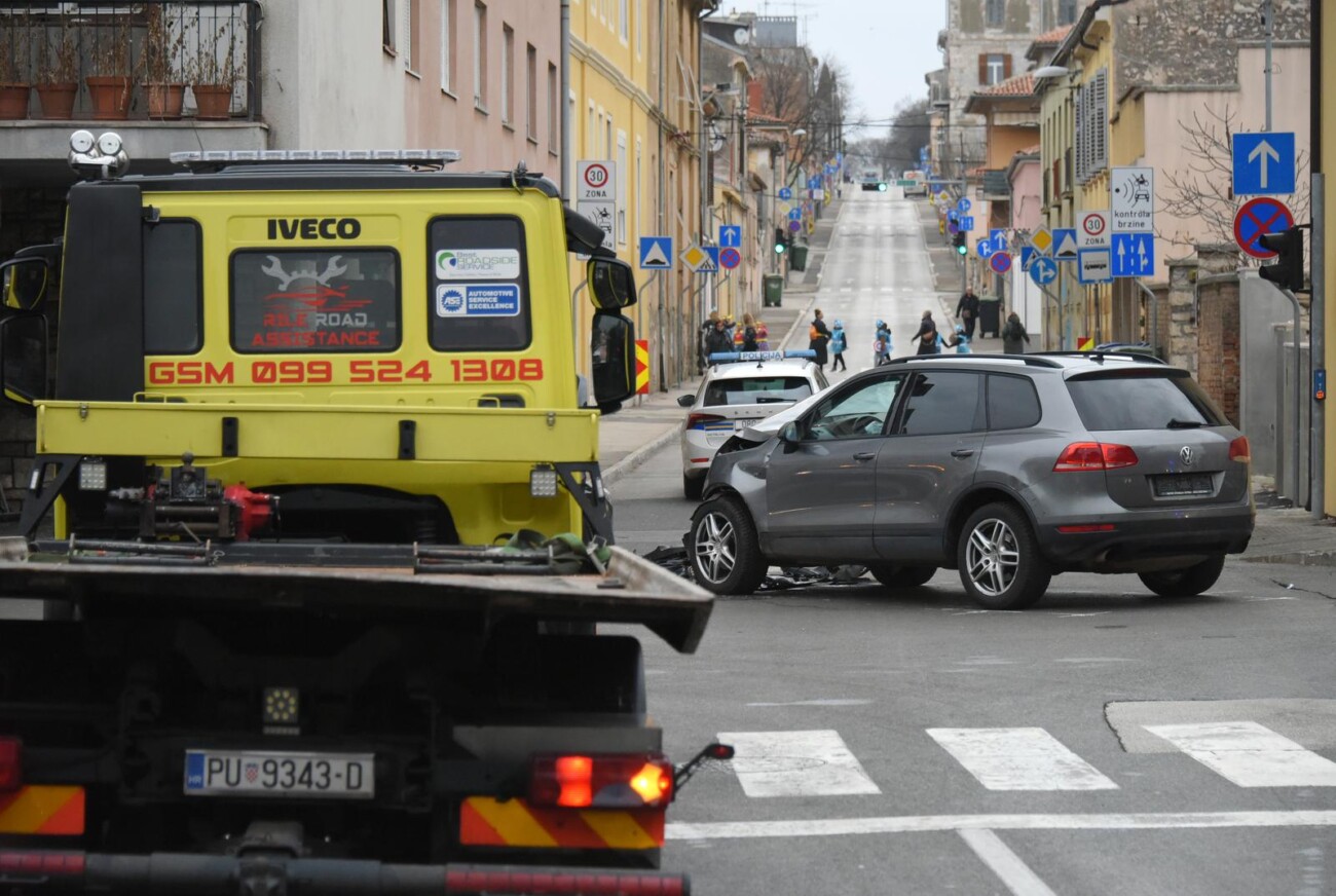 Prometna nesre?a u centru Pule, ozlije?eno troje ljudi Prometna nesre?a u centru Pule, ozlije?eno troje ljudi