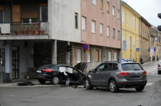 Prometna nesre?a u centru Pule, ozlije?eno troje ljudi Prometna nesre?a u centru Pule, ozlije?eno troje ljudi