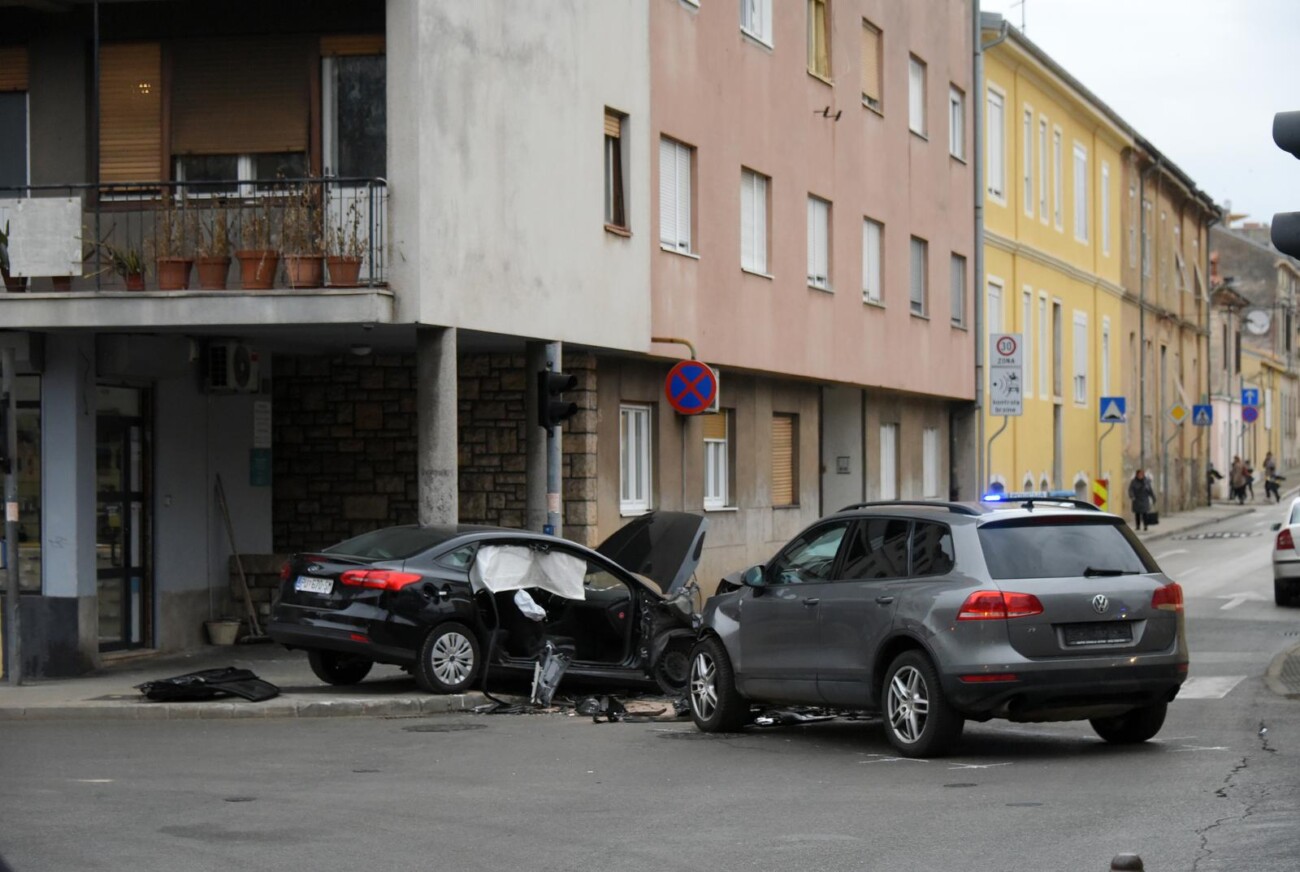 Prometna nesre?a u centru Pule, ozlije?eno troje ljudi Prometna nesre?a u centru Pule, ozlije?eno troje ljudi