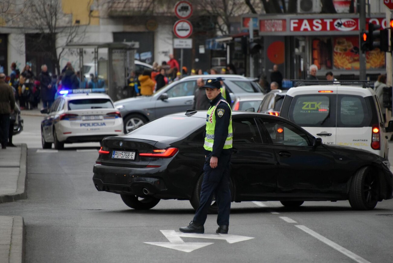 Prometna nesre?a u centru Pule, ozlije?eno troje ljudi Prometna nesre?a u centru Pule, ozlije?eno troje ljudi