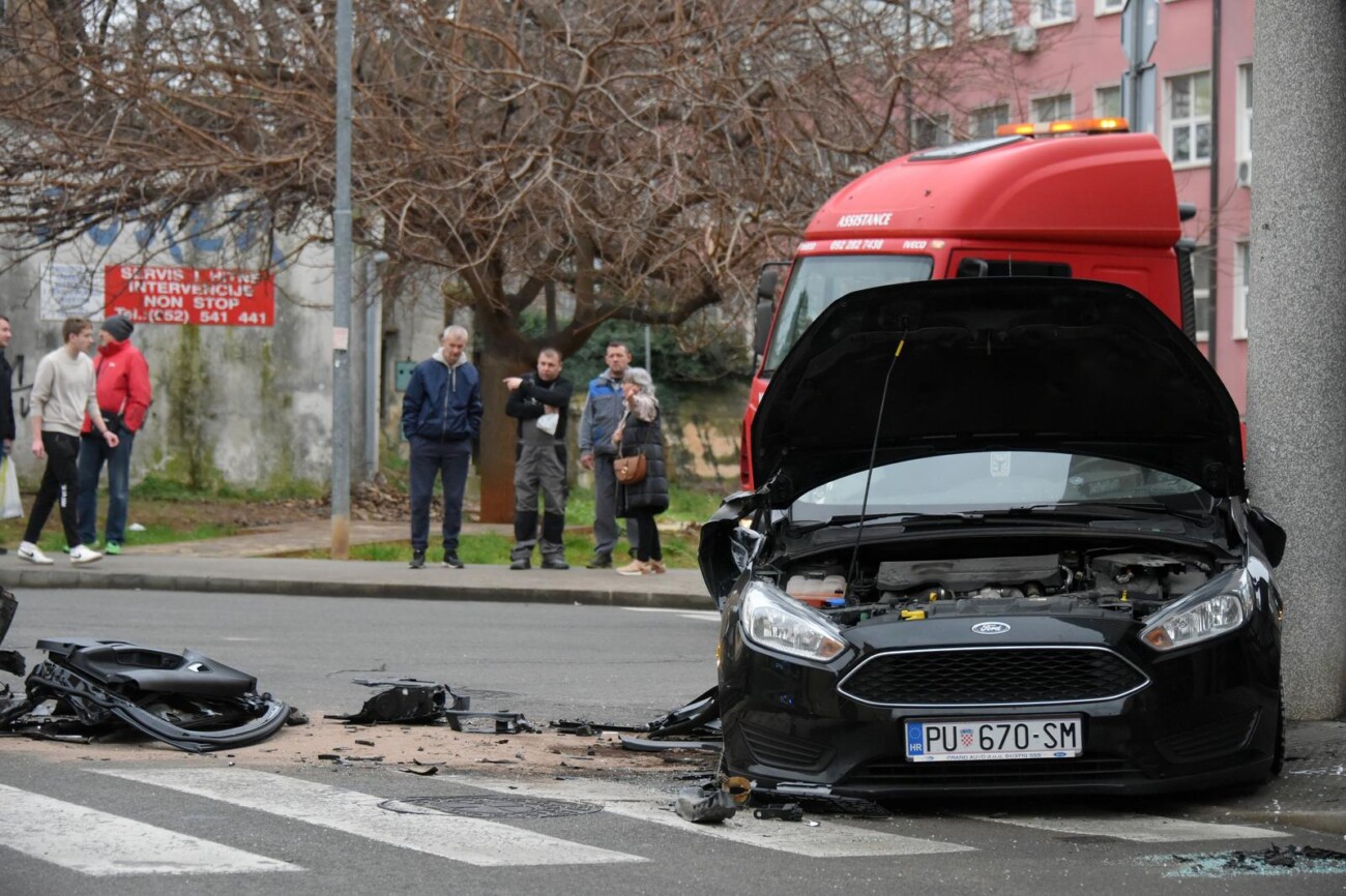 Prometna nesre?a u centru Pule, ozlije?eno troje ljudi Prometna nesre?a u centru Pule, ozlije?eno troje ljudi