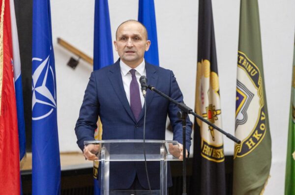 Osijek: Uručenje prvih ugovora o vojničkoj službi novim pripadnicima HV-a i dočasničkih činova pripadnicima 2. pješačke pukovnije