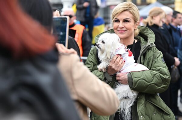 Zagreb: Kolinda Grabar Kitarović fotografirala se s prolaznicima na trgu