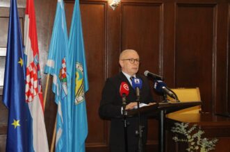 Potpisivanje-pisma-potpore-Sveučilištu-u-Rijeci-8 Potpisivanje-pisma-potpore-Sveučilištu-u-Rijeci-8