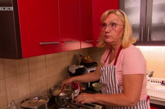 Tatjana prilikom priprave vecere Tatjana prilikom priprave vecere