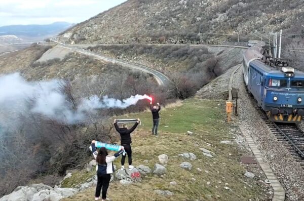 bijeli vlak meja navijači fejs