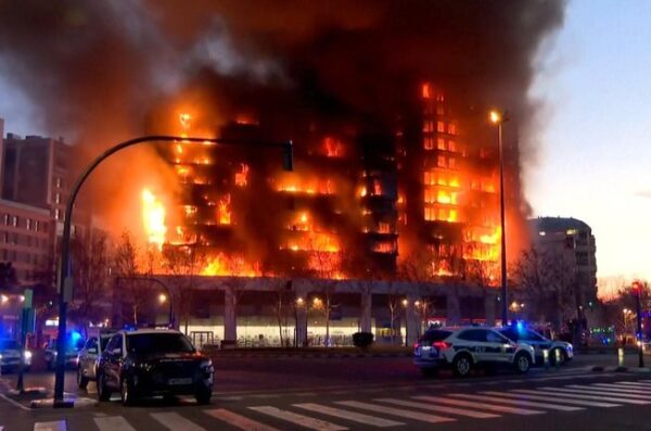 skynews-fire-firefighter-blaze_6465868