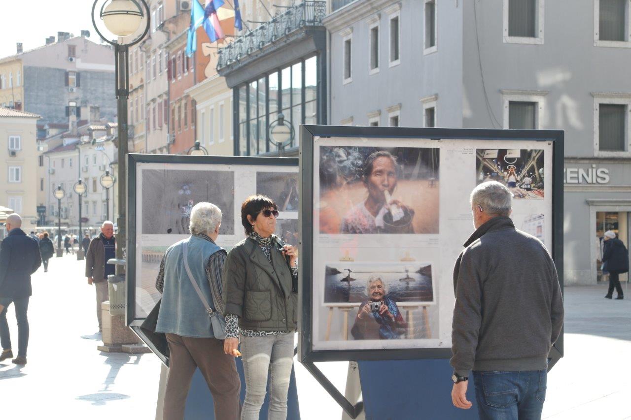 Izložba-fotografija-Žene-na-postamentima-na-Korzu-10 Izložba-fotografija-Žene-na-postamentima-na-Korzu-10