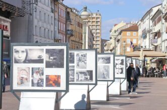 Izložba-fotografija-Žene-na-postamentima-na-Korzu-13 Izložba-fotografija-Žene-na-postamentima-na-Korzu-13