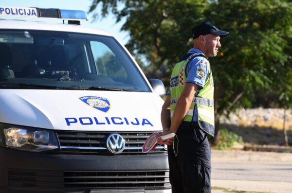 Brodarica: Poja?an policijski nadzor prilaza kolama zbog po?etka nove kolske godine