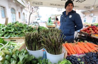 Rijeka: Na tržnicu stigle prve ovogodišnje divlje šparoge Rijeka: Na tržnicu stigle prve ovogodišnje divlje šparoge