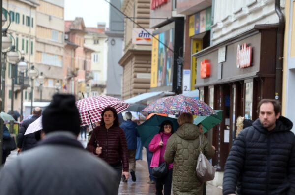 Rijeka: Riječani sa kišobranima šeću gradom