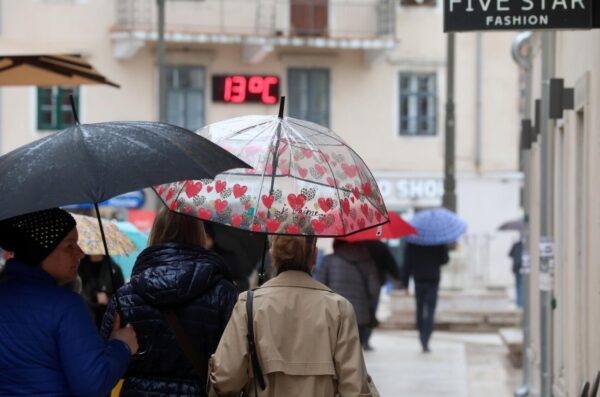 Rijeka: Rije??ani sa kiobranima e??u gradom