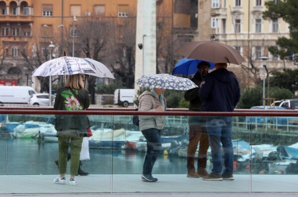 Rijeka: Riječani sa kišobranima šeću gradom