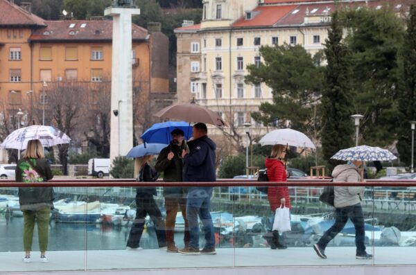 Rijeka: Rije??ani sa kiobranima e??u gradom