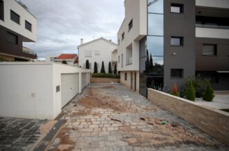 Kozino: Oštećen prilazni put koji vodi do luksuznih vila u vlasništvu Luke Modrića Kozino: Oštećen prilazni put koji vodi do luksuznih vila u vlasništvu Luke Modrića