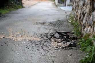 Kozino: Oštećen prilazni put koji vodi do luksuznih vila u vlasništvu Luke Modrića Kozino: Oštećen prilazni put koji vodi do luksuznih vila u vlasništvu Luke Modrića