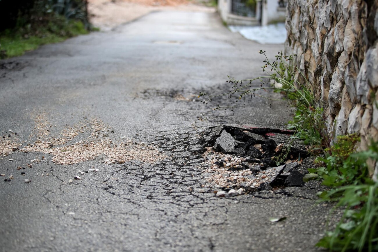 Kozino: Oštećen prilazni put koji vodi do luksuznih vila u vlasništvu Luke Modrića Kozino: Oštećen prilazni put koji vodi do luksuznih vila u vlasništvu Luke Modrića