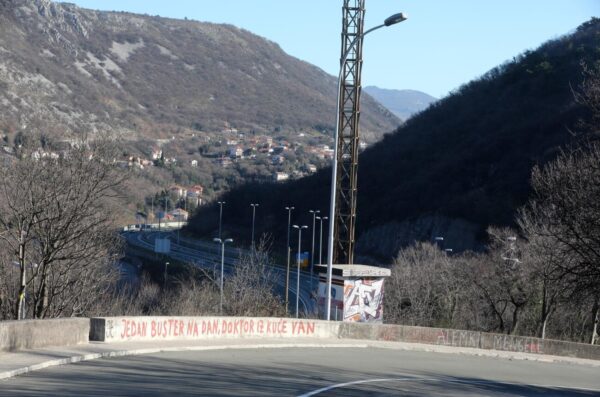 Šaljivi natpis s temom cijepljenja protiv Covid-19 osvanuo na zidu uz prometnicu na Kacjaku