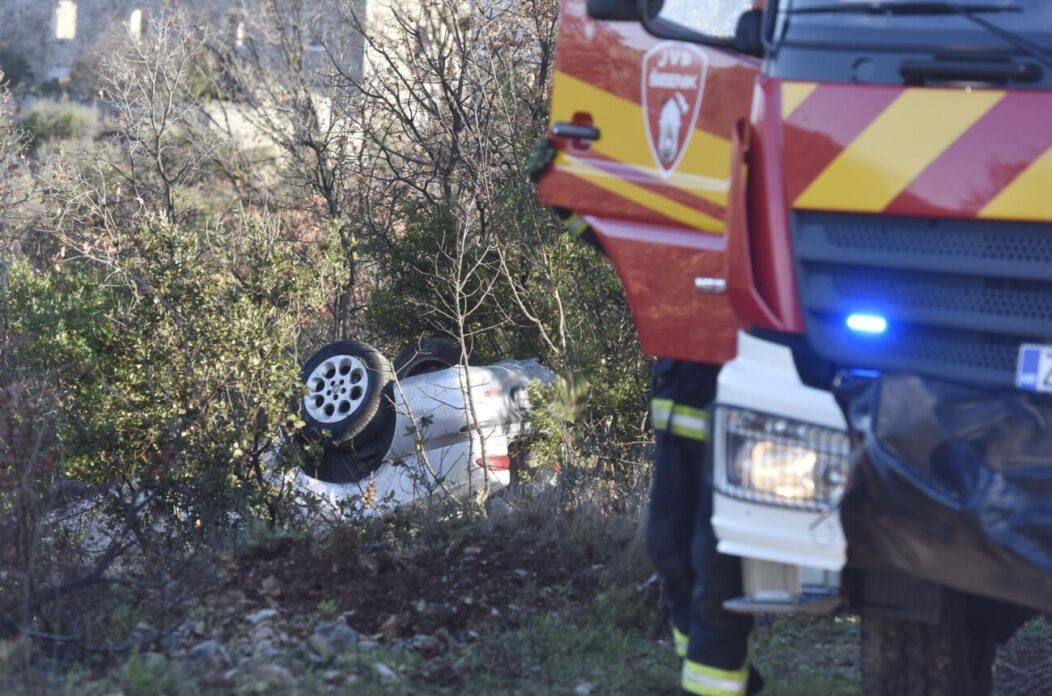 Prometna nesre?a kod ibenika, auto izletio s ceste i zavrio na krovu Prometna nesre?a kod ibenika, auto izletio s ceste i zavrio na krovu