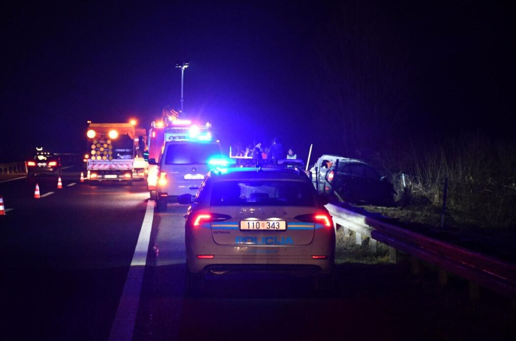 Teška prometna nesreća na autocesti A3 kod čvora Sredanci, smrtno stradala jedna osoba Teška prometna nesreća na autocesti A3 kod čvora Sredanci, smrtno stradala jedna osoba