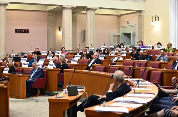 Sabor raspravlja o SDP-ovu prijedlogu da se raspusti i raspišu novi izbori