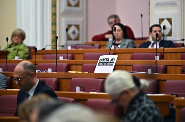 Sabor raspravlja o SDP-ovu prijedlogu da se raspusti i raspišu novi izbori Sabor raspravlja o SDP-ovu prijedlogu da se raspusti i raspišu novi izbori