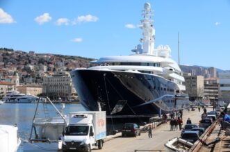 Rijeka: Mega jahta Al M irqab uplovila u riječku luku