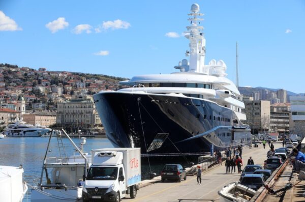 Rijeka: Mega jahta Al M irqab uplovila u riječku luku