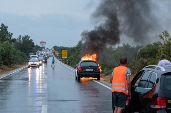Kod šibenskog mosta zapalio se automobil