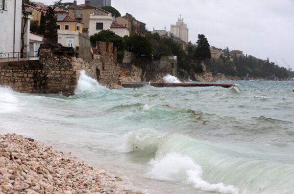 Rijeka: Kiša i jako jugo na moru pred Rijekom