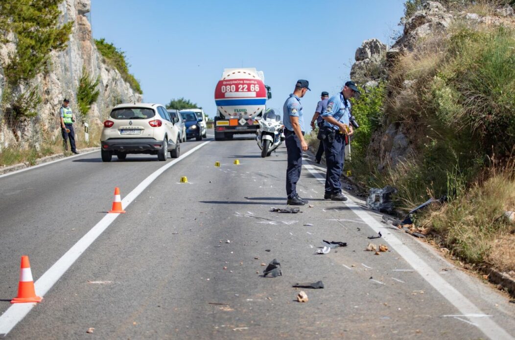 Dva automobila sletjela u provaliju nedaleko Dubrovnika Dva automobila sletjela u provaliju nedaleko Dubrovnika