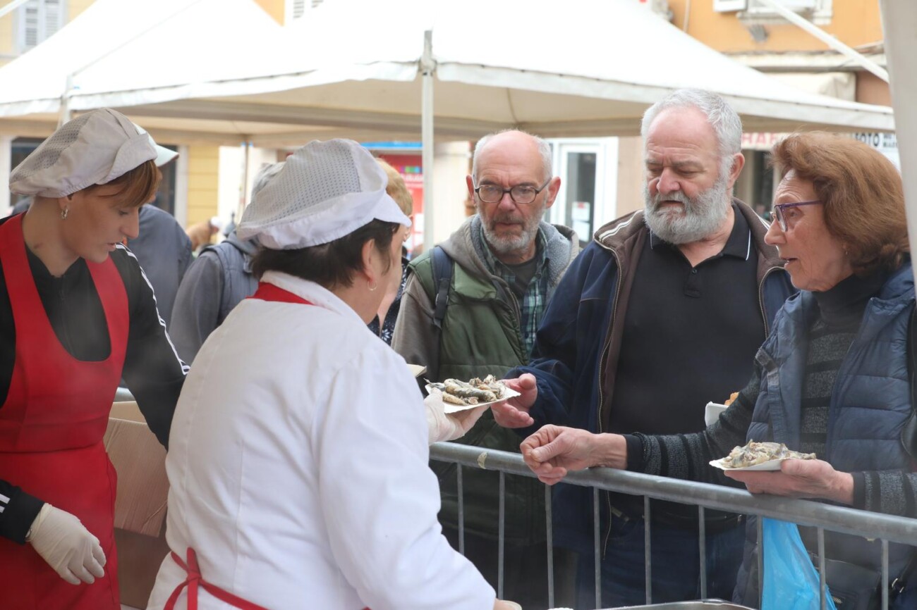 Rijeka: Podijeljeno 2500 porcija friganih srdela