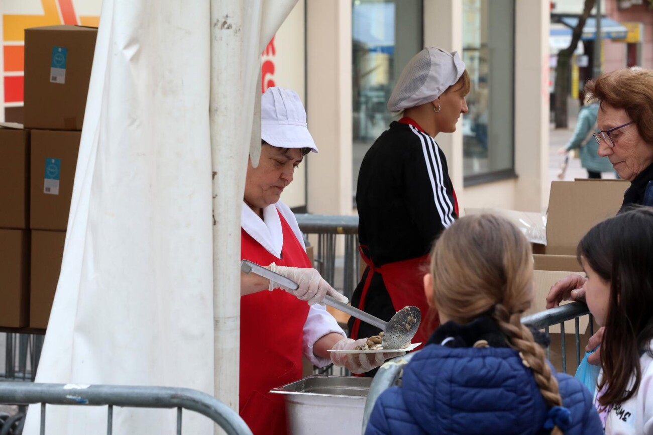 Rijeka: Podijeljeno 2500 porcija friganih srdela