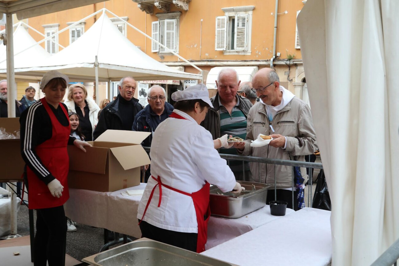 Rijeka: Podijeljeno 2500 porcija friganih srdela